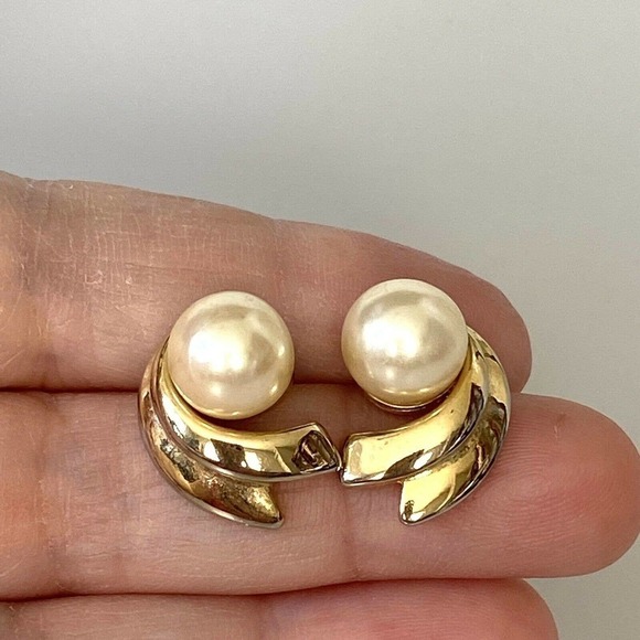 TAT Swirl design gold tone faux pearl stud earrings Signed - Picture 8 of 12